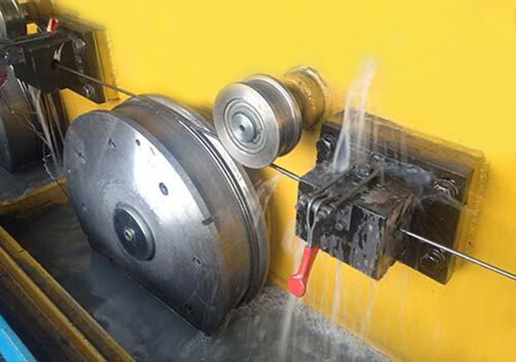 小口徑不銹鋼精密管加工——拉拔.jpg 小口徑不銹鋼精密管加工——拉拔.jpg